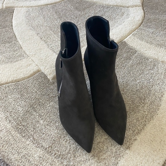 Saint Laurent Niki suede booties - Picture 9 of 9